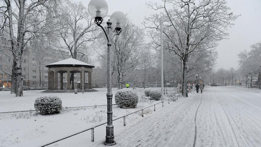 Die Fürther Innenstadt mit der Adenauer-Anlage hat sich auch in ein Winterwunderland verwandelt.