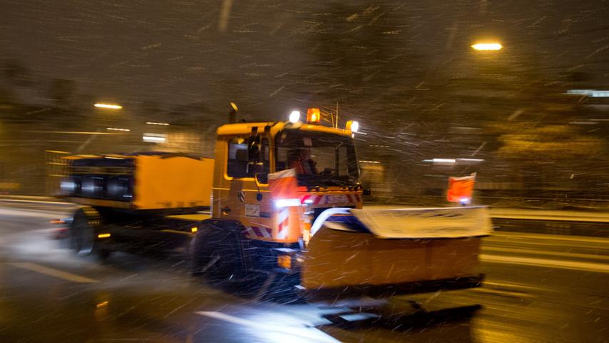 In den Städten sind die Mitarbeiter des Winterdienstes pausenlos im Einsatz und versuchen, die Wege vom Schnee zu befreien.