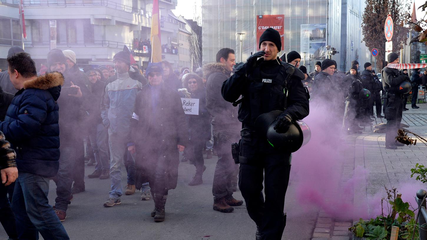 Festnahmen und bunter Rauch: Pegida-Demo zum Nachlesen Festnahmen und bunter Rauch: Pegida-Demo zum Nachlesen