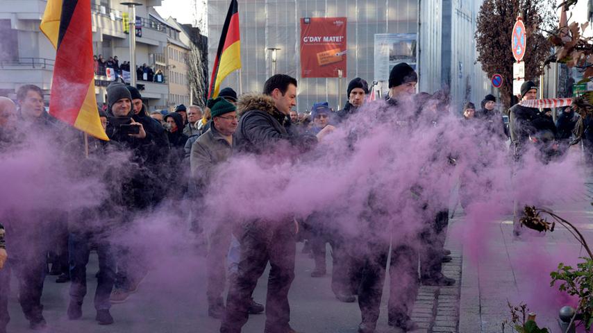 Pfeifkonzert und bunter Rauch: Pegida-Demo in Nürnberg