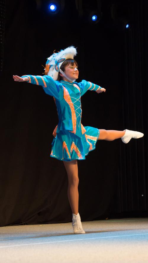 Tanzmariechen Emma Grumann tanzte in Türkis-Orange über die Bühne.