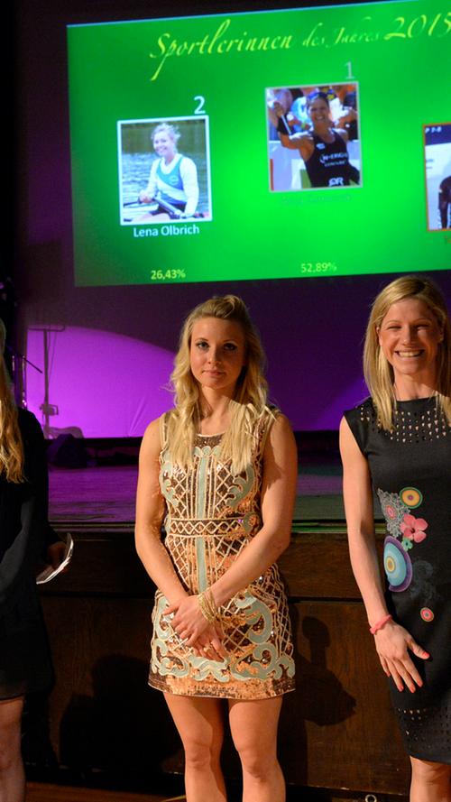 Der Moment der Entscheidung: Lena Olbrich, Anja Beranek und Nadja Pries erfahren, wer Erlangens Sportlerin des Jahres wird.