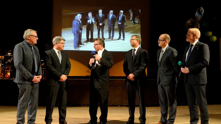 Die Vorsitzenden des Erlanger Sportverbands: Peter Scholten, Matthias Thurek und Kai Lenfert mit den Sponsoren von Sparkasse, EStW und M-Net.