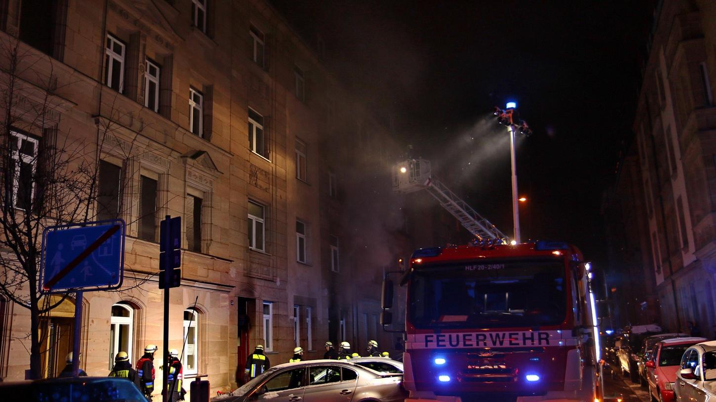 Für eine 61-jährige Frau kam am Sonntag jede Hilfe zu spät. Die Feuerwehr konnte die Bewohnerin nach einem Brand nur noch tot aus einer Wohnung in der Fenitzerstraße bergen.