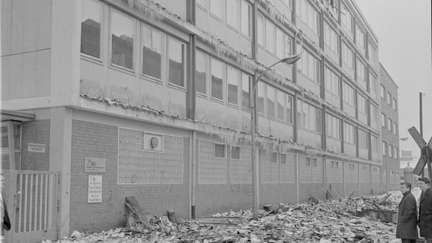 Nach dem Brand im vierten Stock der Süddeutschen Apparatefabrik an der Nimrodstraße in Gibitzenhof lagen Schriftstücke, Kundenkarten, Büropapier und Teile der Büroeinrichtung auf dem Gelände der Firma. Hier geht es zum Artikel vom 22. Januar 1966: Durcheinander nach Brand