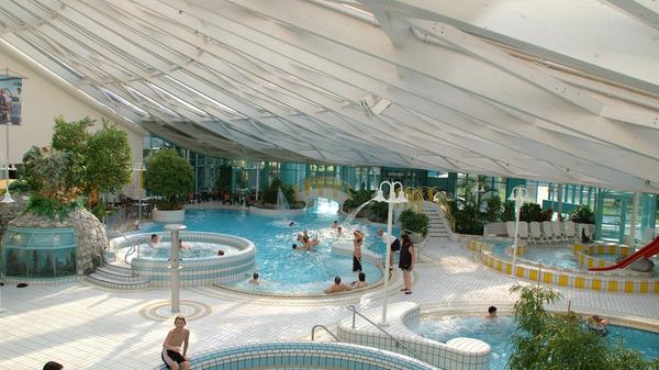 Das Kurfürstenbad in Amberg bietet sieben Becken. Da ist für jeden was dabei: Kleinkinder können planschen, während Sportler ungestört ihre Bahnen ziehen. Die Wassertemperatur beträgt mindestens 27 Grad. Außerdem gibt es ein Dampfbad - ohne Aufpreis. Dort werden bei 100 Prozent Luftfeuchtigkeit und etwa 47 Grad die Muskeln gelockert und der Kreislauf geschont. Duftessenzen befreien die Atemwege. • Öffnungszeiten und weitere Details gibt es auf der Homepage.