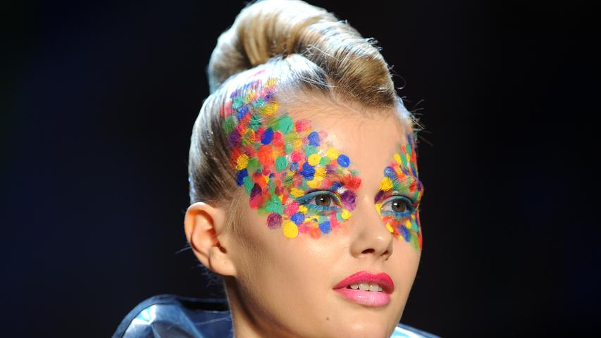 Neben Mode wurden auch Make-Up-Trends präsentiert. Maybelline-Make-Up setzte einerseits auf bunte Farben.