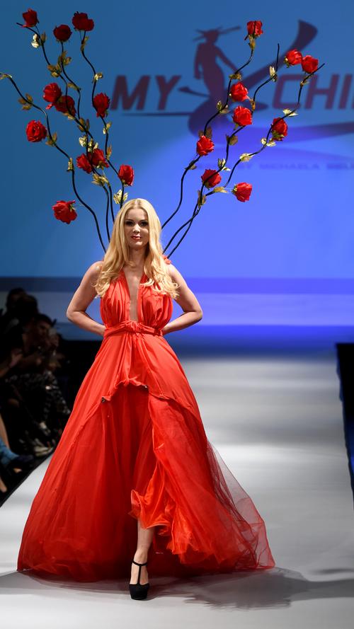 Das Label My Chili hatte auch wallende Stoffe in der Kollektion: Model Yvonne Wölke zeigte ein langes romantisches Kleid in Rot.