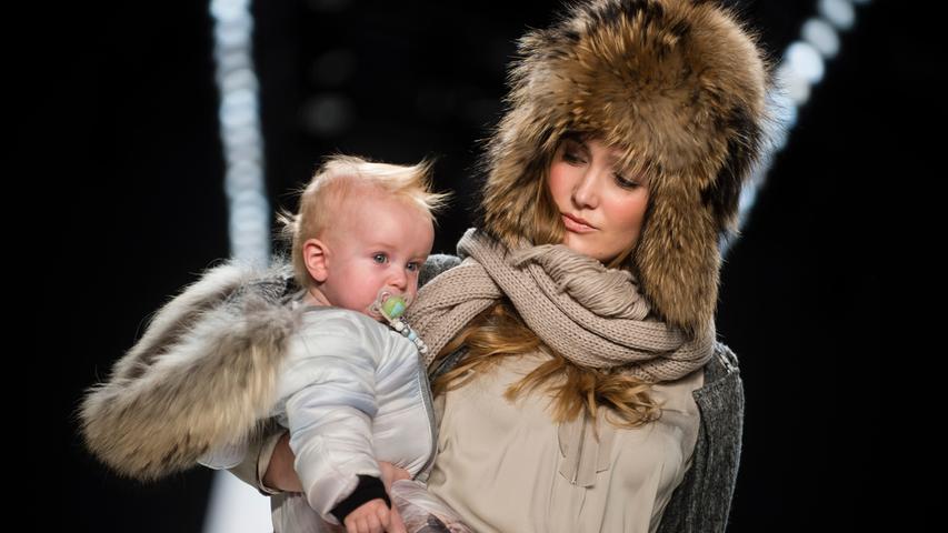 Sportalm aus Kitzbühl schickte das jüngste Model auf den Laufsteg: Ein Baby in Sportalm-Mode wurde von einem weiblichen Model getragen.