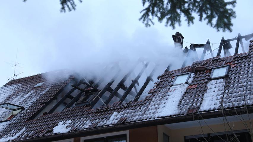 Dachstuhl zweier Reihenhäuser fing Feuer