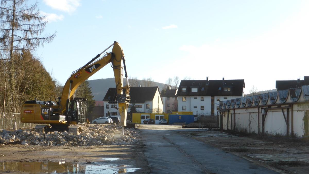 Die Arbeiten für die Bodensanierung in Hersbruck haben begonnen.