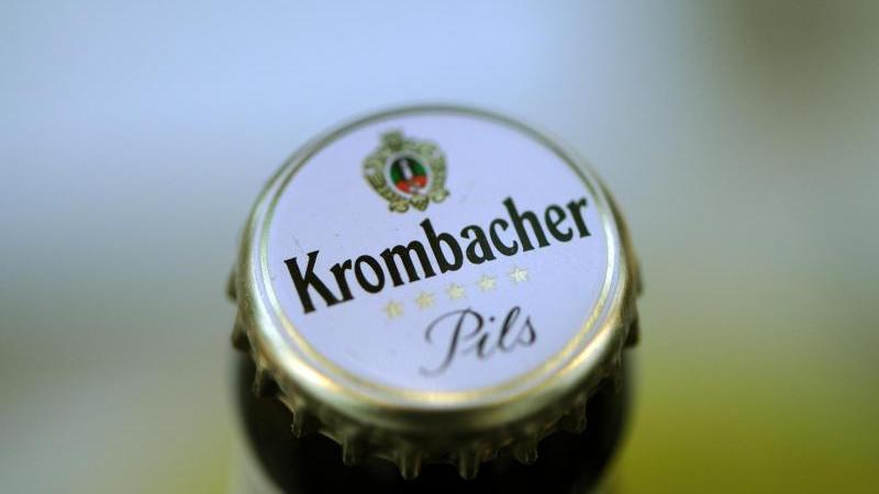 Flüchtlinge würden bevorzugt durch leichtere Eignungstests. Das ist die Kernkritik der AfD-Jugend, erhoben gegen Krombacher. Doch die Brauerei winkt ab.