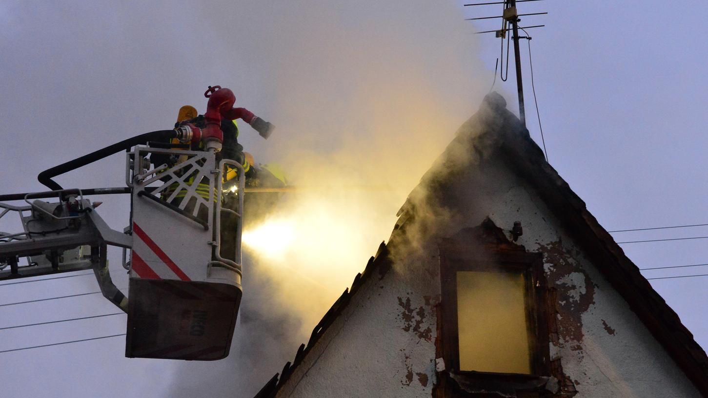 Ein Wohnhaus ist im Möhrendorfer Ortsteil Kleinseebach vollkommen ausgebrannt. Die Brandursache war auch nach einem Tag noch unklar.
