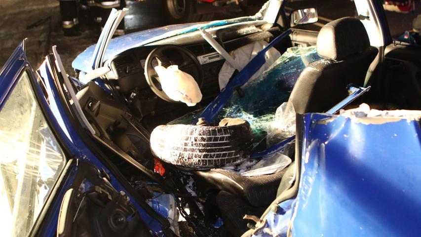 Frontaler Crash beim Überholen: Golf-Fahrer schwer verletzt