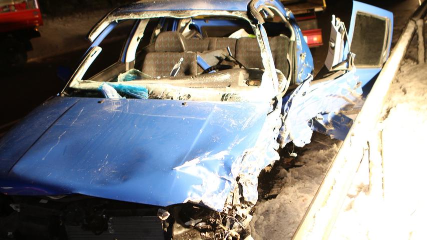 Frontaler Crash beim Überholen: Golf-Fahrer schwer verletzt
