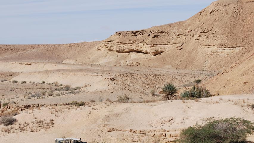 ...mitten in der Negev-Wüste und ist 500 Meter tief, 40 Kilometer lang und bis zu zehn Kilometer breit.