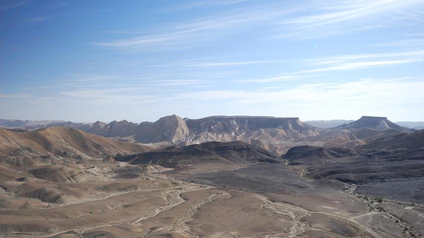...Touristen durch den Makhtesh Ramon, den weltweit größten Erosionskrater. Der Ramon-Krater liegt...