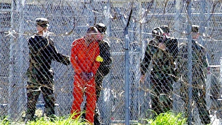 Wie weit Wunsch und Wirklichkeit unter Barack Obama auseinanderklaffen, zeigt sich in der Rückschau schon an seiner ersten Amtshandlung: Obama ordnet die Schließung des umstrittenen Gefangenenlagers Guantánamo auf Kuba an. Kurz vor Ende seiner Amtszeit ist das Lager aber noch immer geöffnet. Weil sich der Kongress sperrt. Und weil nicht klar ist, was mit den verbliebenen, potenziell gefährlichen Terroristen geschehen soll.