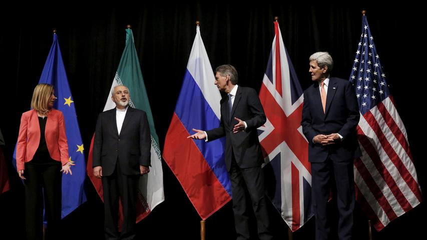 Wohl noch bedeutender ist die Einigung, die 2015 im Streit um das iranische Atomprogramm gelingt. Nach Jahren der Diplomatie und Verhandlung stimmt Teheran Kontrollen und Einschnitten in sein Atomprogramm zu, im Gegenzug werden die Sanktionen gegen das Regime aufgehoben. Mit dem Atomdeal verbindet sich auch die Hoffnung, der Iran könne bei der Lösung der Konflikte in Nahost endlich eine konstruktive Rolle spielen.