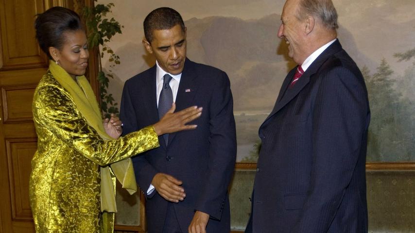 Im Oktober 2009 teilt das Nobelkomitee in Oslo mit, dass Barack Obama (im Bild mit Norwegens König Harald) den Friedensnobelpreis erhält. Er werde "für seine außergewöhnlichen Bemühungen, die internationale Diplomatie und die Zusammenarbeit zwischen Völkern zu stärken" ausgezeichnet. Die Ehrung komme viel zu früh, sagen Kritiker. Und sehen sich bald bestätigt.