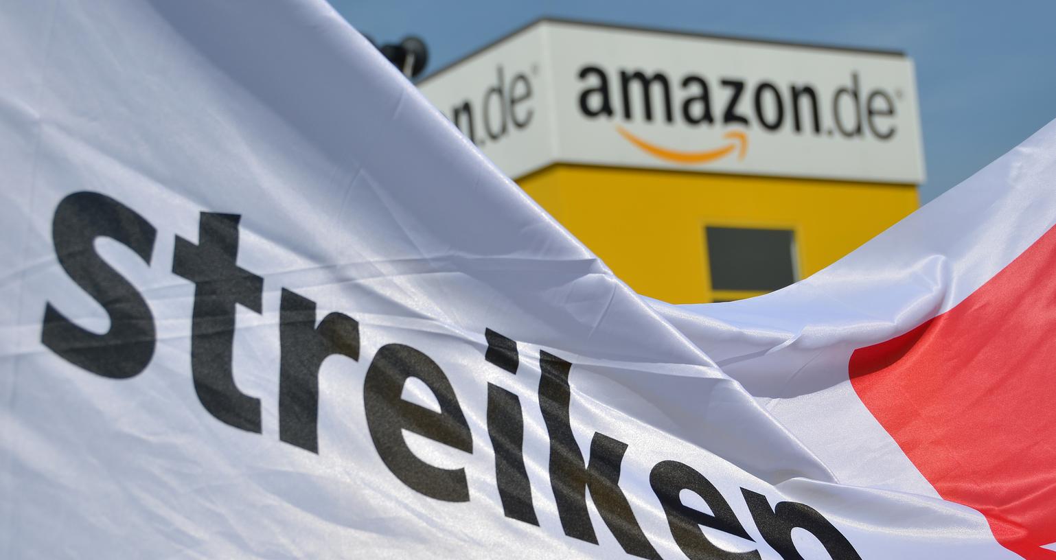 Schon seit 2013 kommt es beim Online-Versandhändler Amazon immer wieder zu Streiks. Den Forderungen, die Beschäftigten nach dem Tarifvertrag für den Versand- und Einzelhandel zu bezahlen, kam das Unternehmen bislang nicht nach.