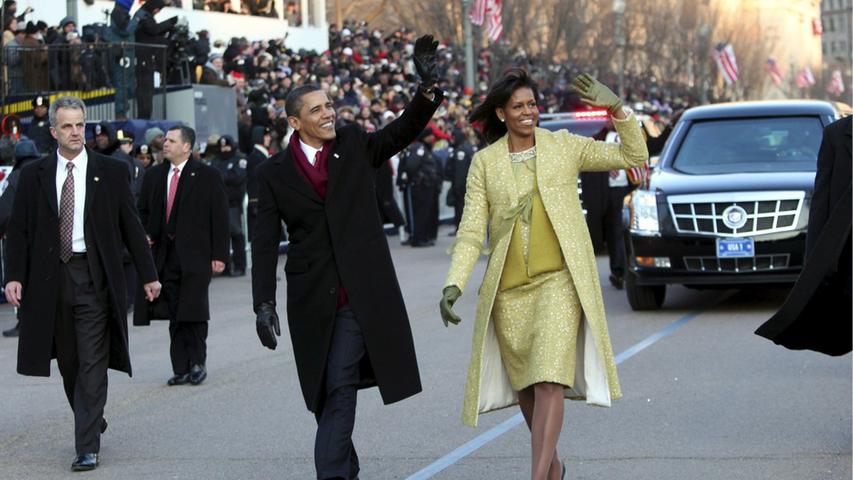 Im Januar 2009 wird Barack Obama, hier mit Ehefrau Michelle bei der Parade zu seiner Amtseinführung, Präsident der Vereinigten Staaten. Die Erwartungen sind riesig - geweckt wurden sie nicht zuletzt von Obama selbst. Er tritt als Versöhner auf, will ein zwischen Reich und Arm, Schwarz und Weiß, Links und Rechts gespaltenes Land einen.