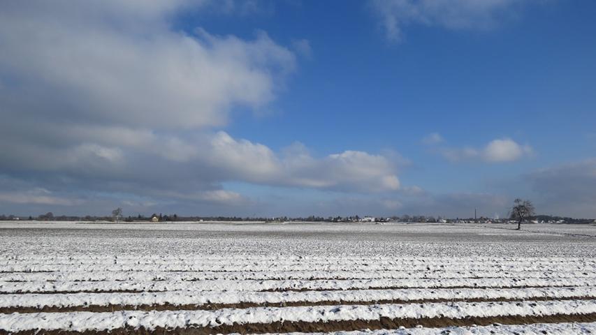 So schön kann der Winter sein. Blauer Himmel über schneebedeckten Feldern gibt es hier in der Region, im Knoblauchsland.