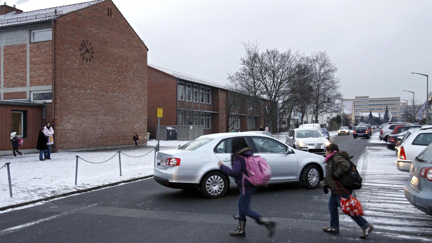 Tägliches Chaos: Unvernünftige Eltern vor der Wandererschule Tägliches Chaos: Unvernünftige Eltern vor der Wandererschule