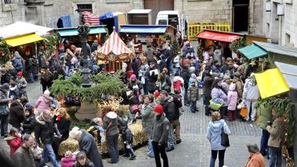 Ein Blick auf den Sternchenmarkt im Rathaushof. Ein Blick auf den Sternchenmarkt im Rathaushof.