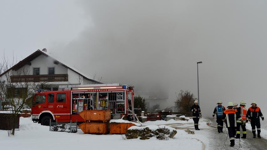 Großeinsatz: Kfz-Werkstatt in Schnufenhofen ausgebrannt