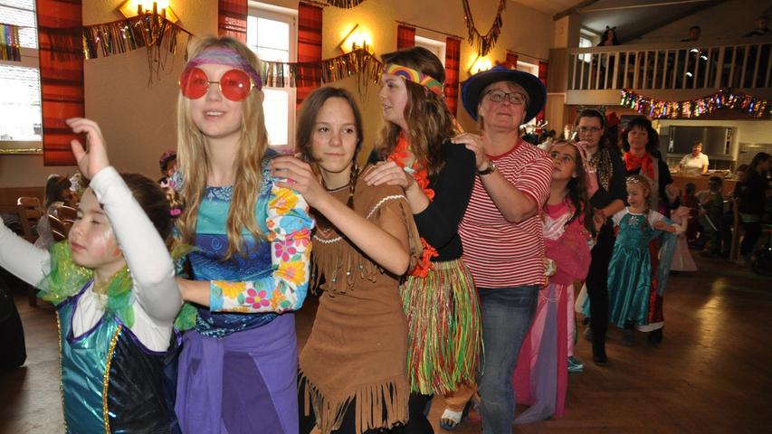 Hippies und Hula-Girls beim Kinderfasching des TSV Lonnerstadt