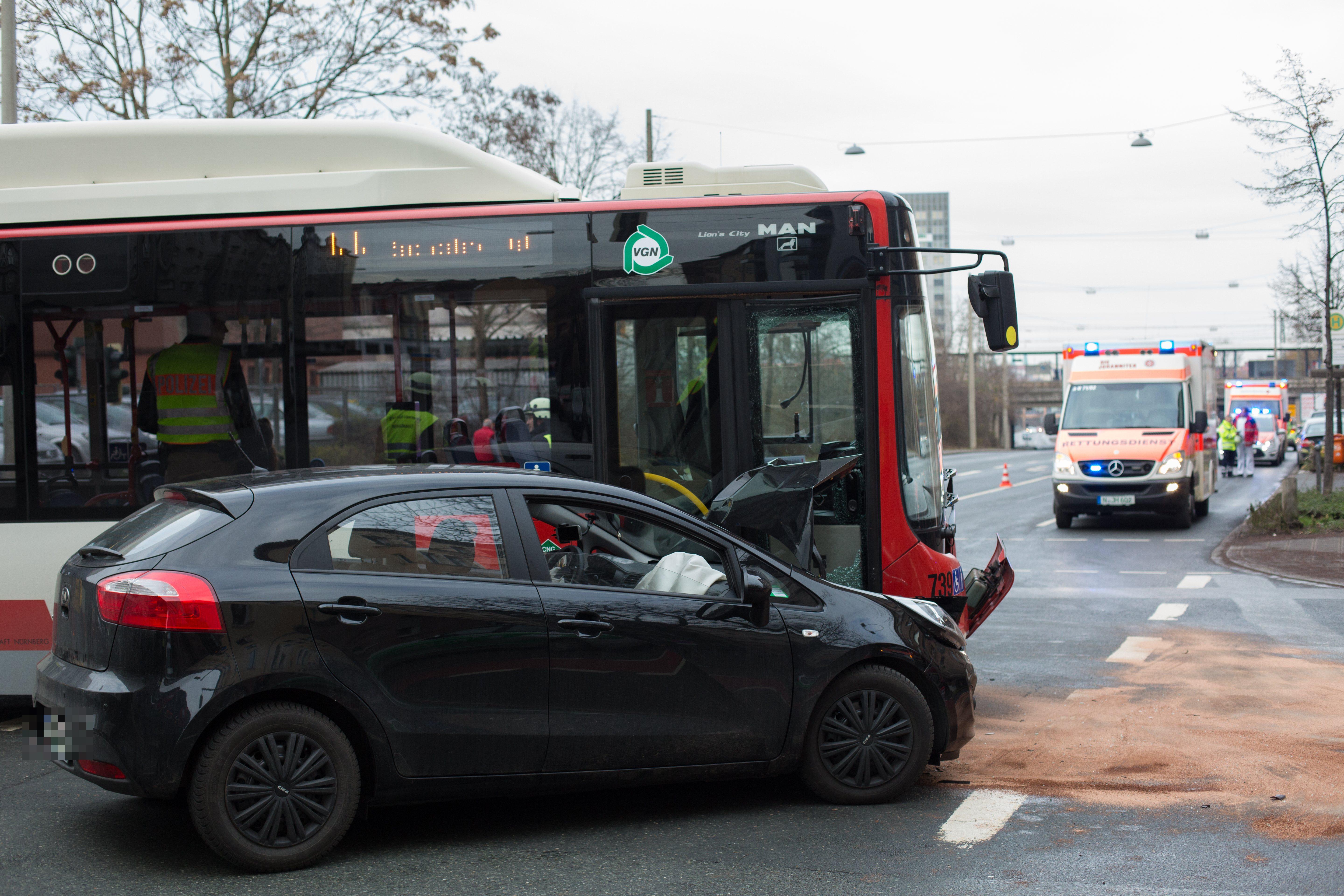 Linienbus kollidiert in Nürnberg mit Pkw: Sieben Verletzte - Nürnberg ...