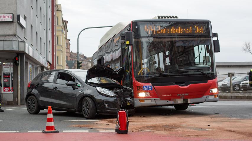 Linienbus kollidiert in Nürnberg mit Pkw: Sieben Verletzte
