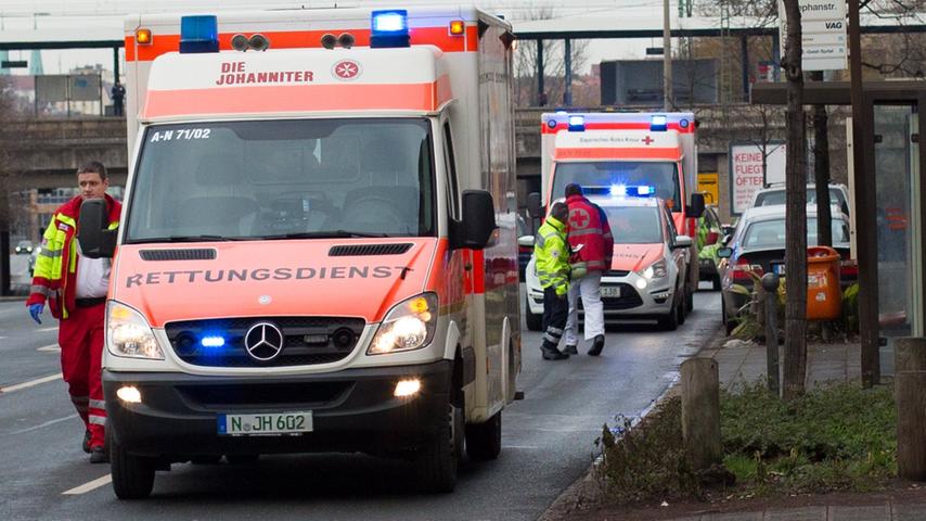 Linienbus kollidiert in Nürnberg mit Pkw: Sieben Verletzte