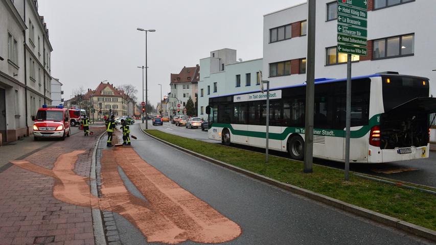 Linienbus verliert Diesel: Reinigungsarbeiten in Erlangen