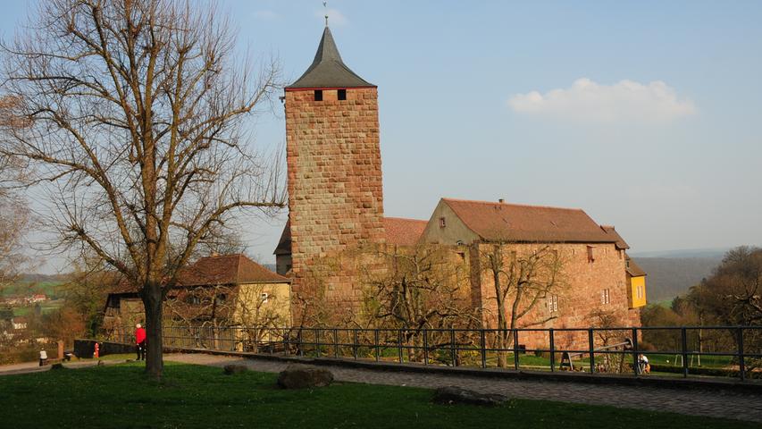 Burg Rothenfels steht über dem gleichnamigen Ort in Unterfranken. Die ältesten Teile der Burg stammen aus dem Jahre 1150, Gründer war Markward II. von Grumbach