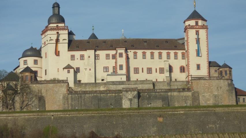 Eine der spektakulärsten Burgen Frankens und ein weithin sichtbares Wahrzeichen der Stadt Würzburg: In der massiven Befestigungsanlage Marienberg befindet sich das Mainfränkische Museum mit der weltweit größten Riemenschneider-Sammlung.