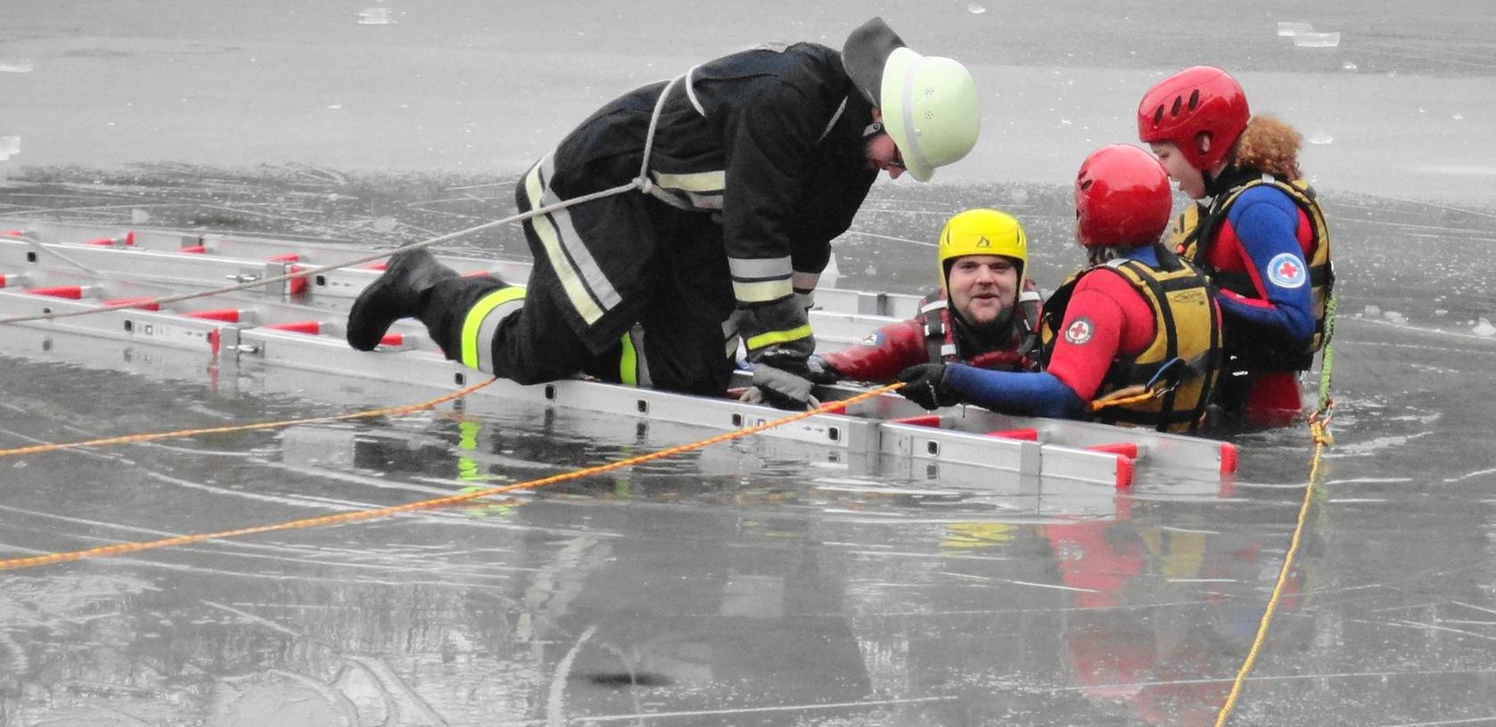 Feuerwehr Gustenfelden und Wasserwacht übten Eisrettung