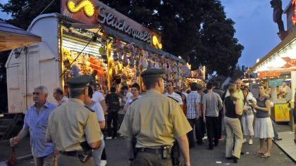 Streife auf der Kirchweih in Ziegelstein: Im Juli wusste sich die Stadt nur noch mit einem Alkoholverbot zu helfen. Streife auf der Kirchweih in Ziegelstein: Im Juli wusste sich die Stadt nur noch mit einem Alkoholverbot zu helfen.
