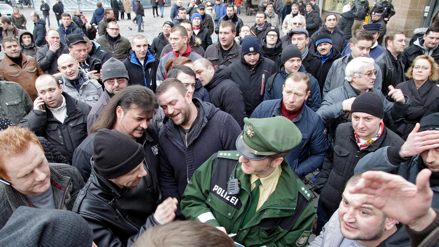 Einem Aufruf in russischer Sprache, verbreitet durch soziale Medien, sind am Sonntag auch in Nürnberg über 200 Menschen gefolgt, um dann vor allem gegen geflüchtete Menschen als potenzielle Gewalttäter zu protestieren.