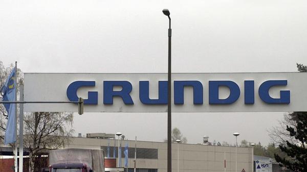 So steil der Aufstieg Grundigs in die Spitzengruppe der deutschen Industrie war, so dramatisch und für alle Beteiligten schmerzhaft war der jahrelange Niedergang. Bis zu 28.000 Menschen arbeiteten einst in Franken für das Unternehmen. Weltweit hatte der Unterhaltungselektronik-Konzern, dessen Sitz im Jahr 2000 von Fürth nach Nürnberg verlegt wurde, auf dem Höhepunkt sogar 38.000 Beschäftigte. 2003 kam die Pleite und das Grundig-Imperium wurde aufgespalten. Zum 31. Dezember 2016 kehrte Grundig Nürnberg endgültig den Rücken. Die Grundig Intermedia wurde nach Neu-Isenburg verlagert.