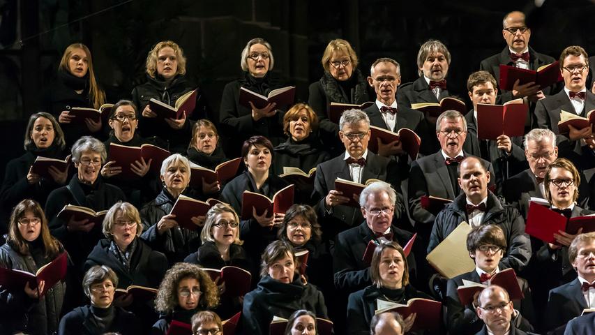 Bis zu hundert Sängerinnen und Sänger wirken im Bach-Chor der Nürnberger Lorenzkirche unter dem innovativen Kirchenmusikdirektor Matthias Ank mit.
