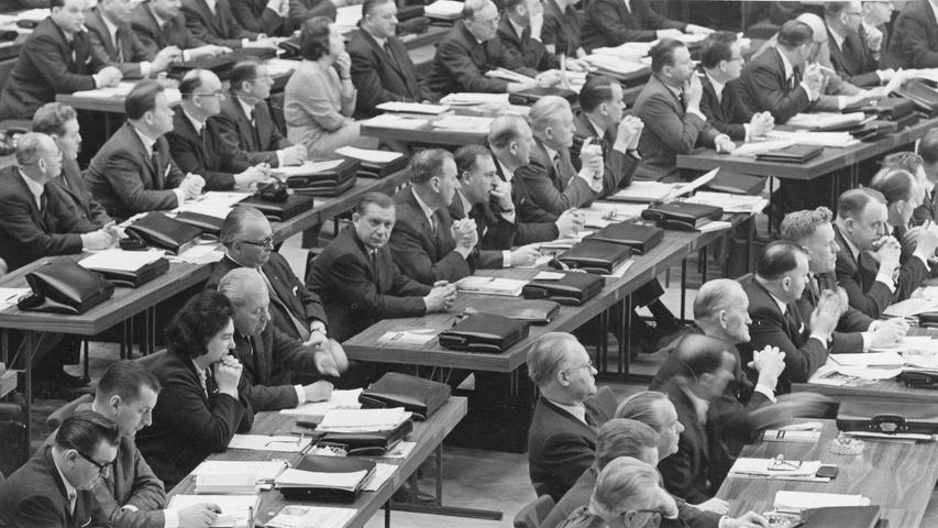 Beim 6. Beaemtentag in der Meistersingerhalle 1966 in Nürnberg ging es unter anderem darum, wie die Verwaltung mit neuer Technik effizienter werden kann. Hier geht es zum Artikel vom 27. Januar 1966: Elektronik in allen Amtsstuben.