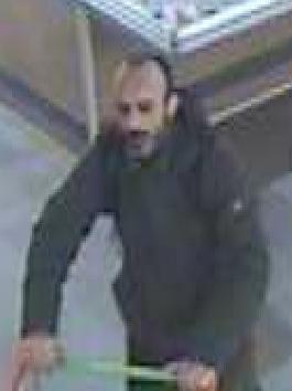 Die Polizei sucht mit einem Foto aus einer Überwachungskamera nach Hinweisen auf einen Mann, der in einem Baumarkt in Köln (Nordrhein-Westfalen) einkauft.