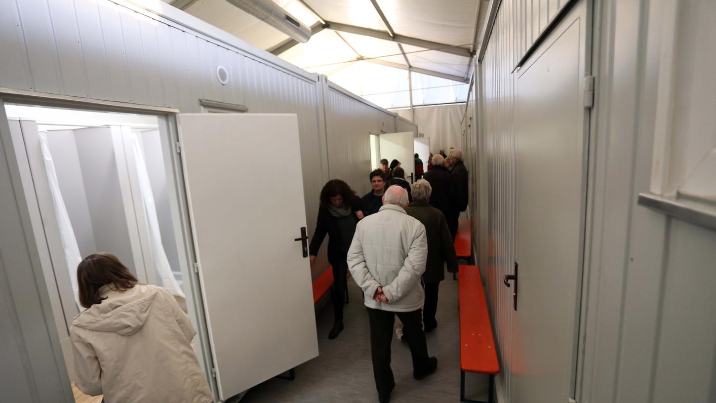 Zahlreich nahmen die Bürger die neue Notunterkunft in Gebersdorf beim "Tag der offenen Tür" in Augenschein.