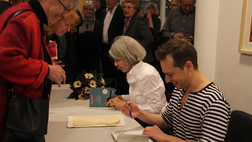 Zum Abschluss der Veranstaltung signierten Starautorin und Sänger fleißig Werke.