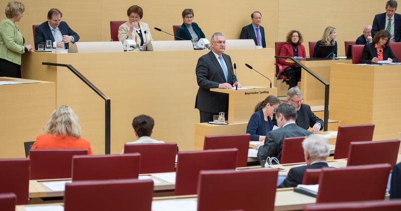 Normalerweise sitzen 180 Abgeordnete im bayerischen Landtag. In diesem Jahr könnte der Landtag aber deutlich anwachsen. Wenn die CSU (fast) alle ihrer Direktkandidaten in den 91 Stimmkreisen durchbringt, wäre sie bei einem Wahlergebnis von 35 Prozent (wie derzeit in den Umfragen) deutlich überrepräsentiert im Parlament. Das müsste durch Ausgleichsmandate ausgeglichen werden. 35 Abgeordnete als üblich wären bei den derzeitigen Verhältnissen möglich. Das könnte auch zu erheblichen Platzproblemen im Maximilianeum führen, sowohl im Plenarsaal als auch bei den Büros.