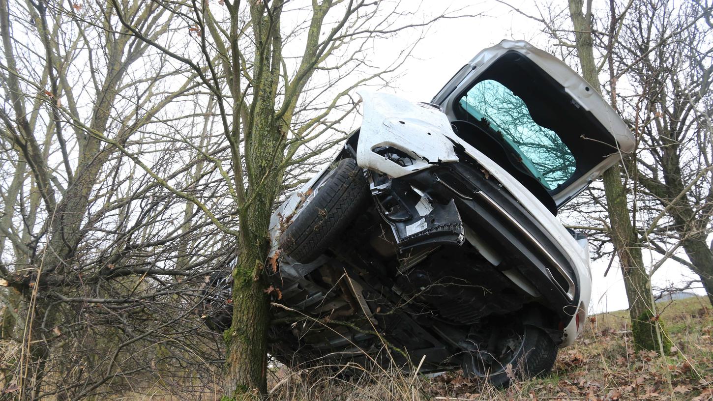 Eines der Unfallautos verkeilte sich zwischen Bäumen - deshalb musste einer gefällt werden, um es zu bergen.