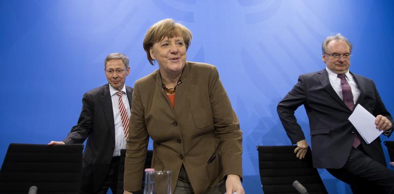 Bundeskanzlerin Angela Merkel (CDU) nach dem Bund-Länder-Spitzentreffen zusammen mit Bremens Bürgermeister Carsten Sieling (l.) und Sachsen-Anhalts Ministerpräsident Reiner Haseloff (r.).