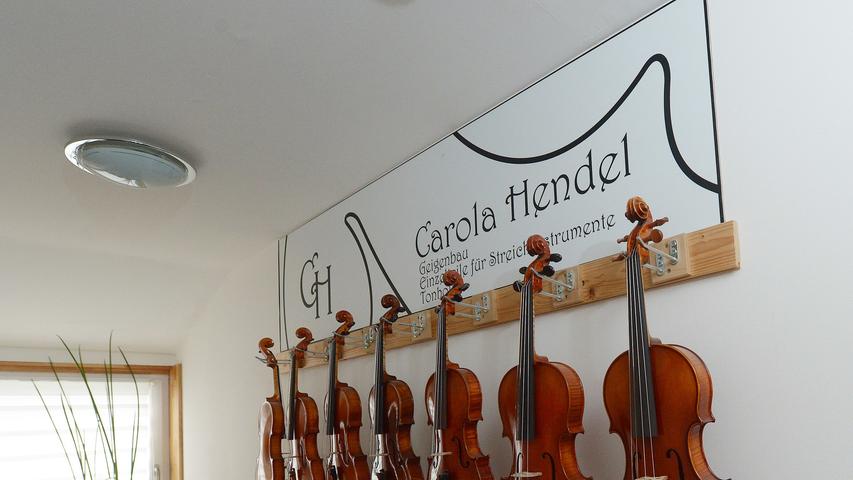 Spielfertige Geigen, aber auch Weißinstrumente ohne Lackierung und ohne Saiten treten ihren Weg von Höchstadt in die Welt an.